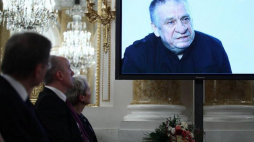 Uroczystość wręczenia Nagrody im. prof. Aleksandra Gieysztora Leonowi Tarasewiczowi (na ekranie) na Zamku Królewskim w Warszawie. Fot. PAP/L. Szymański