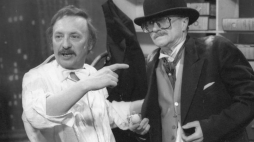 Telewizyjne nagranie świątecznego programu pt. "Kabarecik Olgi Lipińskiej" w studio Telewizji Polskiej. 03.1990. Nz. Wojciech Pokora i Jan Tadeusz Stanisławski. Fot. PAP/W. Jabłonowski