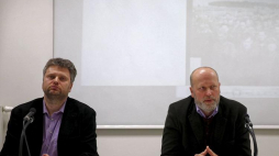 Dariusz Węgrzyn (L) oraz Zbigniew Gołasz z Oddziałowego Biura Edukacji Narodowej IPN w Katowicach podczas wykładu "Wkroczenie i obecność Armii Czerwonej na Górnym Śląsku w 1945 r. Nowe ustalenia”. Fot. PAP/A. Grygiel