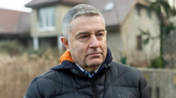  Władysław Frasyniuk rozmawia z dziennikarzami przed swoim domem we Wrocławiu po powrocie z przesłuchania. Fot. PAP/M. Kulczyński