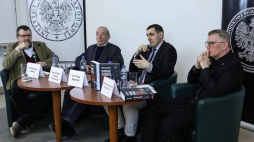 Historyk, pracownik archiwum IPN dr Witold Bagieński (2P), historyk, pracownik Biura Edukacji Publicznej IPN dr Władysław Bułhak (L), historyk prof. dr hab. Andrzej Paczkowski (2L) i historyk, dyrektor Wojskowego Biura Historycznego dr hab. Sławomir Cenckiewicz (P) podczas dyskusji na temat publikacji "Wywiad cywilny Polski Ludowej w latach 1945–1961". Fot. PAP/R. Guz