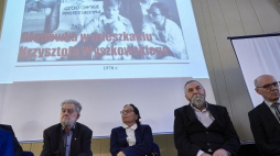 Działacze antykomunistycznej opozycji w okresie PRL Andrzej Gwiazda (2L), Joanna Gwiazda (C), Jan Karandziej (2P), Andrzej Kołodziej (P) oraz poseł PiS Janusz Śniadek (L) podczas Spotkania Prawych pt. "40. rocznica powstania Wolnych Związków Zawodowych" w Gdyni. Fot. PAP/A. Warżawa