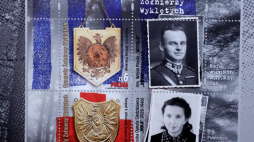 Prezentacja znaczków pocztowych emisji "Ryngrafy Żołnierzy Wyklętych" w Muzeum Żołnierzy Wyklętych i Więźniów Politycznych PRL przy Rakowieckiej 37, 28 bm. Fot. PAP/T. Gzell