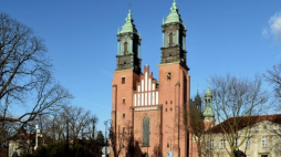 Bazylika archikatedralna Świętych Apostołów Piotra i Pawła w Poznaniu, najstarsza polska katedra (od 968), położona na Ostrowie Tumskim. Źródło: Wikimedia Commons