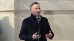 Prezydent Andrzej Duda przemawia podczas uroczystości przed tablicą upamiętniającą wiec studentów domagających się wolności słowa, 8 bm. podczas obchodów zorganizowanych na kampusie Uniwersytetu Warszawskiego w 50 rocznicę Marca`68. Fot.PAP/J. Kamiński