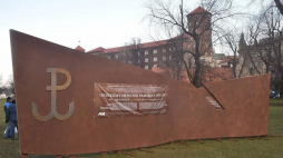 Makieta przyszłego pomnika AK - "Wstęga Pamięci" na Bulwarze Czerwieńskim u stóp Wawelu w Krakowie. Fot. PAP/J. Bednarczyk