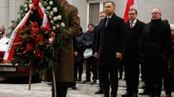 Prezydent Andrzej Duda składa wieniec przed tablicą upamiętniającą ofiary reżimu komunistycznego, umieszczoną na budynku byłej siedziby NKWD przy ulicy Strzeleckiej 8 w Warszawie. Fot. PAP/A. Guz