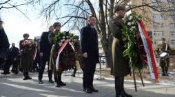 Prezydent Andrzej Duda składa wieniec przed tablicą umieszczoną na budynku Ministerstwa Sprawiedliwości, upamiętniającą więzionych, torturowanych i zamęczonych w byłym areszcie śledczym Ministerstwa Bezpieczeństwa Publicznego. Fot. PAP/J. Turczyk