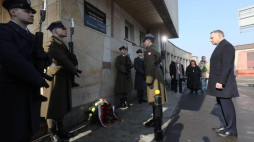 Andrzej Duda składa wieniec przed tablicą na Dworcu Gdańskim w Warszawie. Fot. PAP/P. Supernak