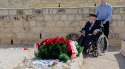 Major Otton Hulacki podczas uroczystości złożenia wieńca na grobie Menechema Begina w Jerozolimie. Fot. PAP/A. Guz