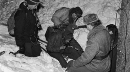 Akcja ratunkowa po zejściu lawiny. Karkonosze, 20.03.1968. Fot. PAP/E. Wołoszczuk 