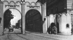 Brama wjazdowa do getta w Krakowie. Fot. NAC