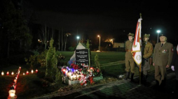 Uroczystości przy tablicy pamiątkowej w Bystrej, gdzie odprawiona została msza święta w 70. rocznicę śmierci ks. mjr. Rudolfa Marszałka. 10.03.2018. Fot. PAP/S. Rozpędzik