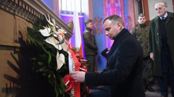 Prezydent Andrzej Duda (C) złożył wieniec na grobie gen. Jana Henryka Dąbrowskiego w Winnej Górze; obok hrabia Krzysztof Henryk Jan Mańkowski (P). Fot. PAP/J. Kaczmarczyk