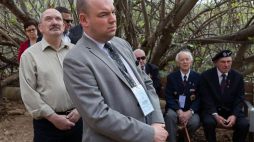 Wiceminister spraw zagranicznych Jan Dziedziczak (C) podczas pielgrzymki w Izraelu. Paneas, 12.03.2018. Fot. PAP/A. Guz