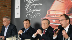 Dyrektor Teatru Wielkiego Opery Narodowej Waldemar Dąbrowski (L), prezes TVP Jacek Kurski (2L), wicepremier minister kultury Piotr Gliński (2P), dyrektor NIFC Artur Szklener (P) podczas konferencji prasowej nt. koncertu "Warszawski fortepian Chopina". Fot. PAP/R. Pietruszka