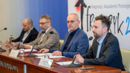 Od lewej: członek Zarządu ZAiKS-u Miłosz Bembinow, dziennikarz muzyczny Piotr Metz, pełnomocnik Związku Producentów Audio Video (ZPAV) Marek Staszewski (L) i prezes STX Records (Grupa STX JAMBOREE) Stanisław Trzciński (P) podczas ogłoszenia nominacji do nagród Akademii Fonograficznej Fryderyk 2018. Fot. PAP/S. Leszczyński