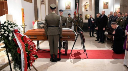 rezydent Andrzej Duda (3P) podczas uroczystości pogrzebowych w katedrze polowej Wojska Polskiego. Powtórny pogrzeb pierwszego biskupa polowego WP Stanisława Galla odbywa się 14 bm. w Warszawie. Fot. PAP/R. Pietruszka