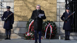 Wicepremier, minister kultury i dziedzictwa narodowego Piotr Gliński (C) podczas uroczystości przed tablicą umieszczoną na budynku Ministerstwa Sprawiedliwości, upamiętniającą więzionych, torturowanych i zamęczonych w byłym areszcie śledczym Ministerstwa Bezpieczeństwa Publicznego przy ul. Koszykowej w Warszawie. Fot. PAP/T. Gzell