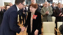 Mirosława Gruszczyńska odbiera Krzyż Kawalerski Orderu Odrodzenia Polski z rąk prezesa IPN Jarosława Szarka podczas uroczystości w Pałacu Krzysztofory w Krakowie. Fot. PAP/J. Bednarczyk