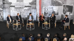 Od lewej: Wojciech Roszkowski z Instytutu Studiów Politycznych PAN, zastępca dyrektora Muzeum Powstania Warszawskiego Dariusz Gawin, Mateusz Fałkowski z Instytutu Studiów Politycznych PAN, prezes Instytutu na Rzecz Demokracji w Europie Wschodniej Irena Lasota, dyrektor Oddziału IPN w Warszawie Jerzy Eisler i prowadzący debatę Marek Zając podczas debaty „Marzec ’68. Ogólnopolski Ruch Społeczny Przeciw Komunizmowi” w ramach obchodów 50. rocznicy Marca ‘68 w Warszawie. Fot. PAP/R. Pietruszka