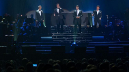 Międzynarodowa grupa wokalna Il Divo podczas koncertu w Łodzi - od lewej: Sebastien Izambard, David Miller, Urs Buehler i Carlos Marin. 2012 r. Fot. PAP/G. Michałowski