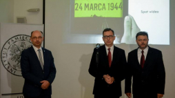 Prezes Instytutu Pamięci Narodowej dr Jarosław Szarek (C), wiceprezes IPN Mateusz Szpytma (L) i dziennikarz Adam Hlebowicz (P) podczas konferencji prasowej. Fot. PAP/J. Kamiński