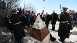 Marszałek Senatu Stanisław Karczewski (C-L) i przewodniczący Rady Państwowej Republiki Słowenii Alojz Kovsca (C-P) podczas uroczystości odsłonięcia obelisku na wzgórzu Sabotin upamiętniającego Polaków, żołnierzy armii austriacko-węgierskiej oraz niemieckiej, walczących i poległych na froncie nad Soczą w latach 1915-1917 w Nowej Goricy. Fot. PAP/L. Szymański