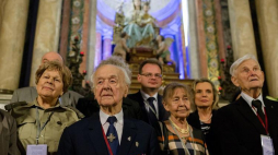 Szef UdSKiOR Jan Józef Kasprzyk (C), senator Anna Maria Anders (2P) i uczestnicy pielgrzymki przy figurze Matki Bożej Szkaplerznej po mszy świętej w Sanktuarium Stella Maris w Hajfie. Fot. PAP/A. Guz