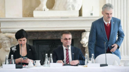 Wiceminister kultury i dziedzictwa narodowego Jarosław Sellin, dyrektor Muzeum Łazienki Królewskie Zbigniew Wawer oraz dyrektor Narodowego Instytutu Dziedzictwa Paulina Florjanowicz podczas spotkania pełnomocników z krajów świętujących w 2018 r. odzyskanie niepodległości. Warszawa, 09.03.2018. Fot. PAP/R. Pietruszka