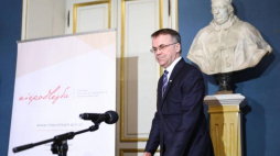 Jarosław Sellin podczas konferencji prasowej na temat wystawy "Znaki Wolności. O trwaniu polskiej tożsamości narodowej". Fot. PAP/R. Guz