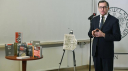 Prezes IPN Jarosław Szarek podczas konferencji prasowej i premiery spotu poświęconego 50. rocznicy Marca'68 w Centrum Edukacyjnym IPN w Warszawie. Fot. PAP/R. Pietruszka