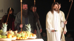 Sceny "Uczty u Szymona" oraz "Zdrady Judasza" przedstawione podczas Misterium Męki Pańskiej w klasztorze oo. Bernardynów w Kalwarii Zebrzydowskiej k. Krakowa. Fot. PAP/J. Bednarczyk
