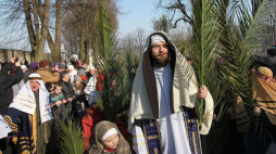 Inscenizacja wjazdu Jezusa do Jerozolimy - Misterium Męki Pańskiej w Kalwarii Zebrzydowskiej. 2013 r. Fot. PAP/J. Bednarczyk