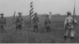 Żołnierze Korpusu Ochrony Pogranicza na granicy polsko-sowieckiej - spotkanie z patrolem sowieckim. Fot. NAC