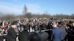 Uczestnicy Marszu Pamięci w 75. rocznicę likwidacji krakowskiego getta podczas modlitwy przy pomniku w miejscu b. niemieckiego obozu KL Plaszow. Fot. PAP/S. Rozpędzik