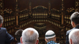 Polscy wyznawcy islamu podczas modlitwy w Święto Ofiarowania, czyli Kurban Bajram w Bohonikach na Podlasiu. Fot. PAP/A. Reszko