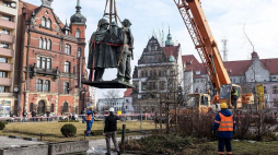 Demontaż Pomnika Wdzięczności dla Armii Radzieckiej w Legnicy. Fot. PAP/M. Kulczyński
