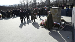Uroczystości przed pomnikiem Rodziny Ulmów w Sadzie Pamięci Muzeum Polaków Ratujących Żydów podczas II wojny światowej w Markowej podczas obchodzonego po raz pierwszy Narodowego Dnia Pamięci Polaków ratujących Żydów pod okupacją niemiecką. Fot. PAP/D. Delmanowicz