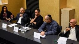 Uczestnicy spotkania "Duma czy wstyd? Spór o pamięć Marca'68" - socjolożka i historyczka, z Instytutu Socjologii UW, Joanna Wawrzyniak (L), dziennikarz, pisarz, komentator polityczny Piotr Zaremba (2L), historyk, publicysta Mikołaj Mirowski (3L), filolog, tłumacz, działacz społeczności żydowskiej w Polsce Piotr Kadlcik (2P) oraz uczestnik wydarzeń marcowych, działacz opozycji antykomunistycznej w PRL, były poseł Unii Wolności Jan Lityński. Fot. PAP/J. Kamiński