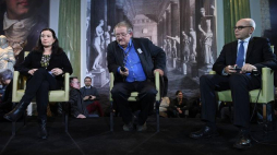 Redaktor naczelny „Gazety Wyborczej” Adam Michnik (C) oraz prowadzący rozmowę: Joanna Wawrzyniak z Instytutu Socjologii UW i dyrektor Muzeum Historii Żydów Polskich POLIN prof. Dariusz Stola podczas spotkania w ramach obchodów 50. rocznicy Marca '68 w Instytucie Historycznym Uniwersytetu Warszawskiego. Fot. PAP/J. Turczyk