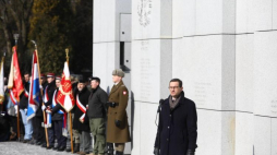 Premier Mateusz Morawiecki przemawia przy Panteonie – Mauzoleum Wyklętych-Niezłomnych. Fot. PAP/R. Guz