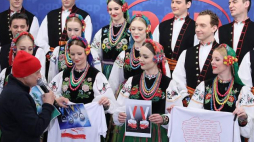 Dziennikarz PAP Janusz Kalinowski (L) podczas występu Państwowego Zespołu Ludowego Pieśni i Tańca "Mazowsze" im. T. Sygietyńskiego w trakcie konferencji prasowej nt. projektów na 100-lecie odzyskania przez Polskę niepodległości. Fot. PAP/L. Szymański