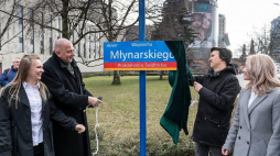 Syn Wojciecha Młynarskiego - Jan (P) i prezydent Wrocławia Rafał Dutkiewicz (L) podczas uroczystości nadania skwerowi we Wrocławiu imienia Wojciecha Młynarskiego. Fot. PAP/M. Kulczyński