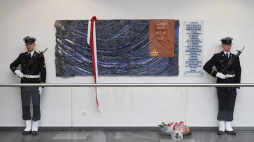 Tablica poświęcona pamięci kontradmirała Adama Mohuczego odsłonięta w Bibliotece Głównej Akademii Marynarki Wojennej w Gdyni. Fot. PAP/A. Warżawa