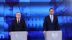 Premier Mateusz Morawiecki oraz wicepremier, minister kultury i dziedzictwa narodowego Piotr Gliński podczas konferencji prasowej w KPRM. Fot. PAP/R. Guz