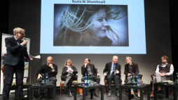 Członkowie jury: Jurij Andruchowycz, Edward Hirsch, Michael Krueger, Mercedes Monmany, Tomasz Różycki oraz sekretarz jury Andrzej Franaszek i prowadzący spotkanie, dziennikarz Dariusz Bugalski podczas konferencji w Teatrze Polskim w Warszawie, na której ogłoszono nazwisko Laureata Międzynarodowej Nagrody Literackiej im. Zbigniewa Herberta 2018. Fot. PAP/P. Supernak