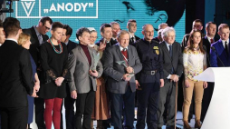 Laureaci wraz z członkami kapituły i nominowanymi podczas gali nagrody im. Jana Rodowicza "Anody" w Muzeum Powstania Warszawskiego. 11.03.2018. Fot. PAP/R. Pietruszka