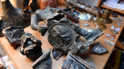 Przedmioty odnalezione podczas prac archeologicznych na terenie Zakładu Karnego w Nowogardzie. Fot. PAP/M. Bielecki