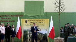 Prezydent Andrzej Duda (C) wraz z żoną Agatą Kornhauser-Dudą (L) podczas obchodów 200-lecia powstania I Liceum Ogólnokształcącego im. Jana Długosza w Nowym Sączu. Fot. PAP/G. Momot